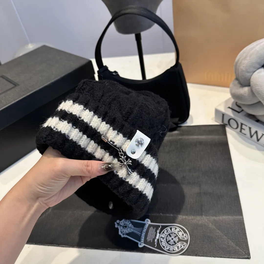 P56 Crow Heart Autumn and Winter Wool Knitted Beanie This must be a favorite of minimalism. It is clean, neat, fashionable and versatile, and will definitely not be picky about your face shape! A fashionable classic that lasts forever! Fashionable black and white can be purchased together!